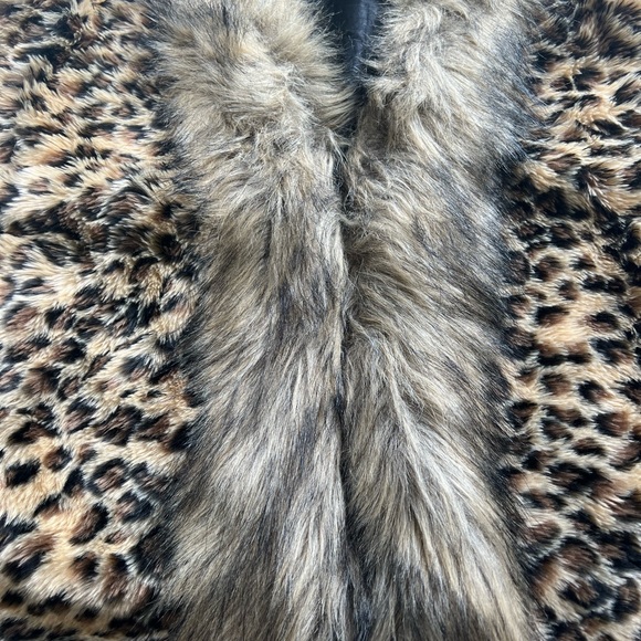 Leopard print faux fur cape - Picture 3 of 3